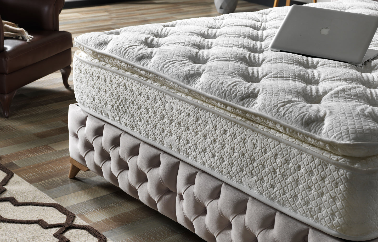 Sierra Bedding - Valencia Basis und Kopfteil - Bezauberndes und klassisches Design in ausgewählten Größen - Ohne Matratze -